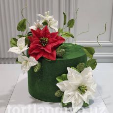 Торт  "Пуансеттия" - Цветы на торте - это Пуансеттия, или «Рождественская звезда», символизирует на Новый год и Рождество 